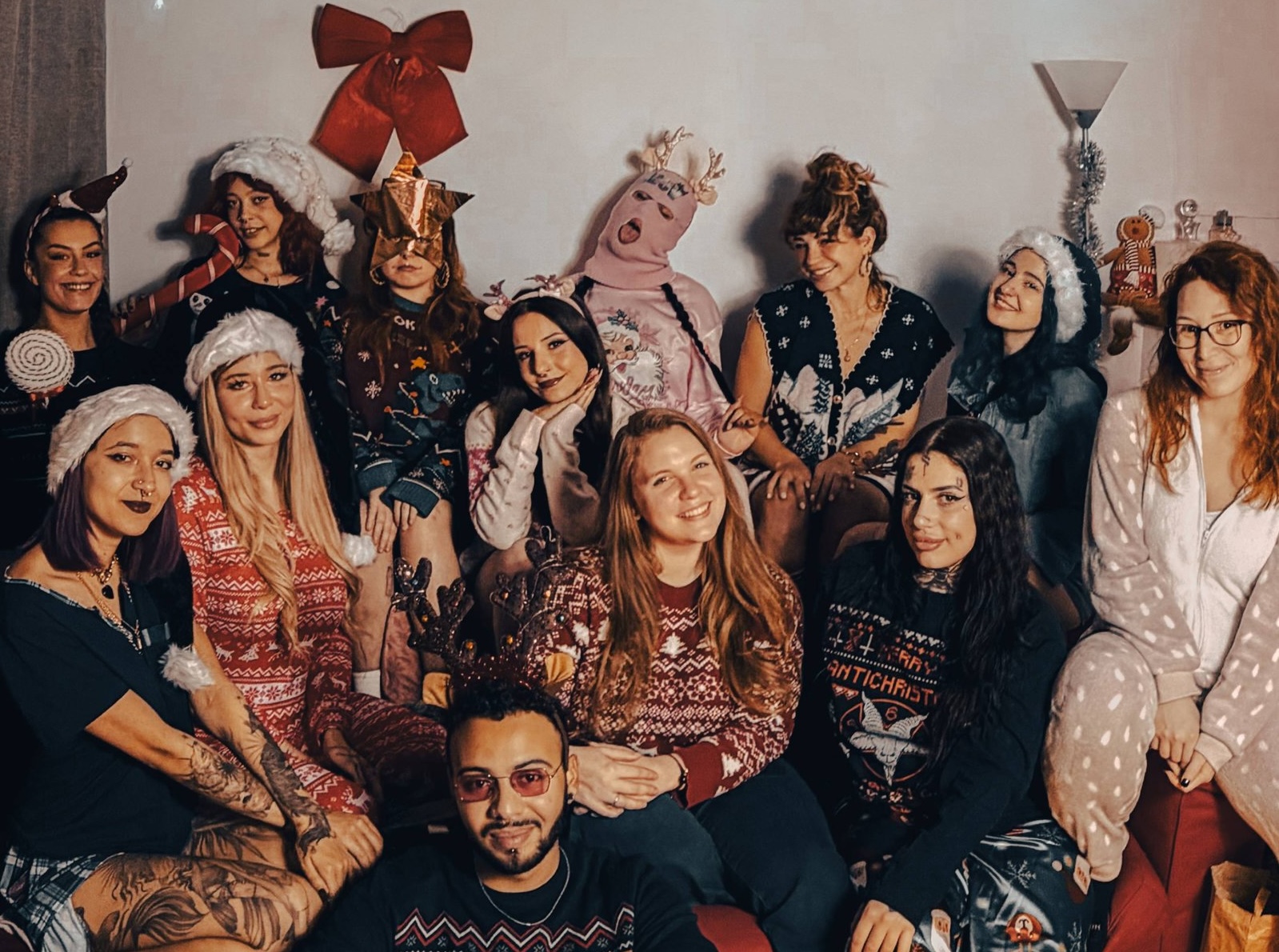 Le Plus Gros Reverse Gangbang de France — 12 Créatrices, 1 Homme, 1 Heure de Pure Folie